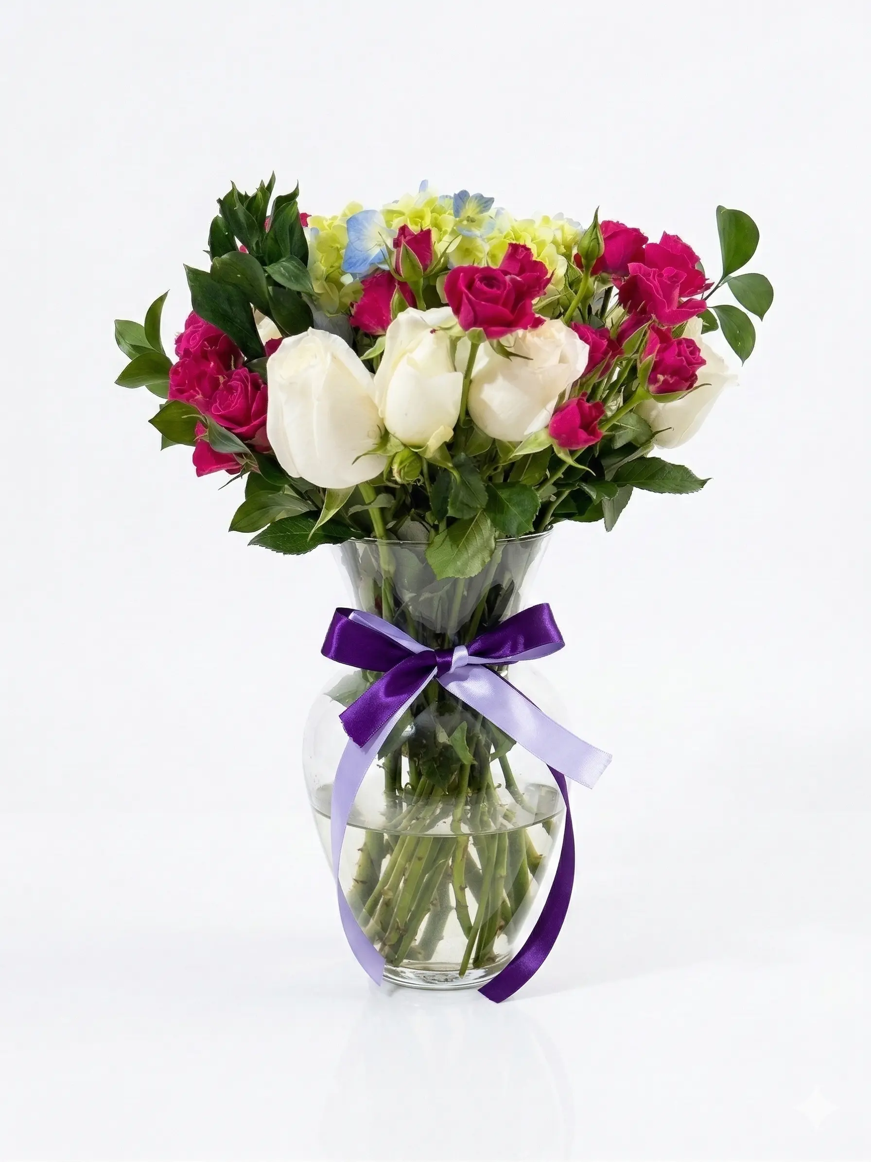 Jarro de rosas blancas con mini rosas y hortencia - arreglo floral de Velvet Flowers